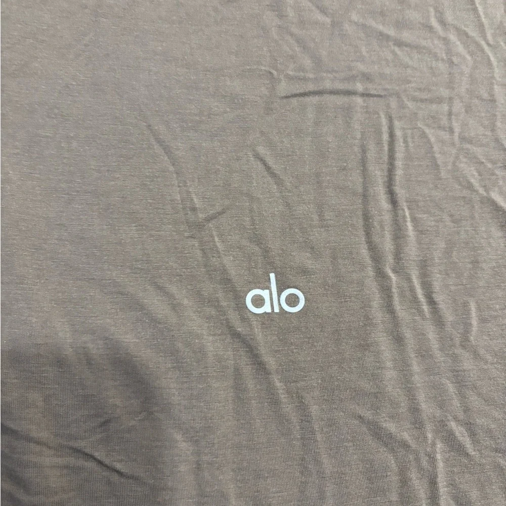 Alo Yoga T-Shirt - Picture 4 of 4